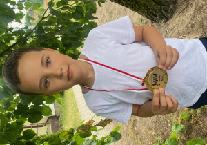 Uczeń z zawieszonym medalem