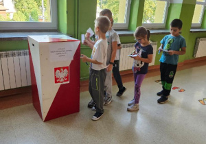 Dzieci biorą udział w głosowaniu