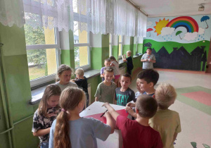 Uczniowie biorą udział w wyborach do Samorządu Uczniowskiego