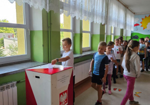 Uczniowie biorą udział w wyborach do Samorządu Uczniowskiego