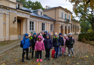 Uczniowie przed Pałacem Ostrowskich