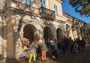 Uczniowie stoją przed Pałacem Ostrowskich