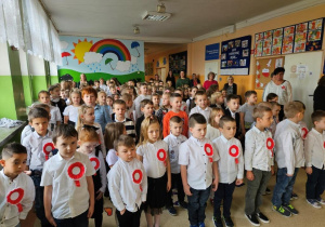 Uczniowie w trakcie śpiewania Mazurka Dabrowskiego