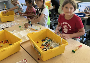 Uczniowie klas 1-3 podczas zajęć rozwijających kreatywność - Lego Education