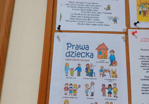 Informacje na temat Praw Dziecka, umieszczone na terenie naszej szkoły.