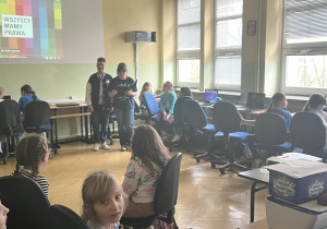 Uczniowie Samorządu Uczniowskiego przeprowadzający lekcje na temat Praw Dziecka