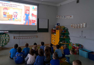 Uczniowie oddziału przedszkolnego, oglądający film na temat Praw Dziecka.