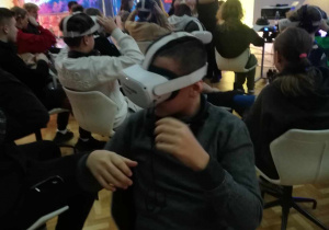 uczeń z goglami VR