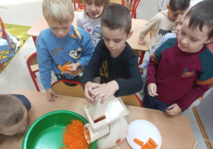 Szatkowanie marchewki przez dzieci