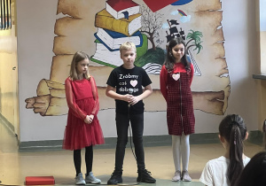 Występ uczniów podczas programu słowno-muzycznego
