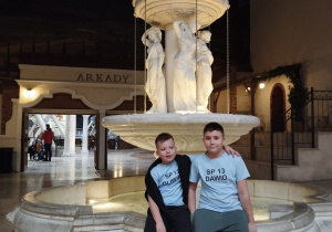 Chłopcy przy fontannie