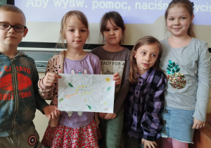 Grupa uczniów pokazuje narysowaną mapę myśli