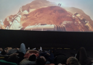 Uczniowie oglądają film w kinie sferycznym