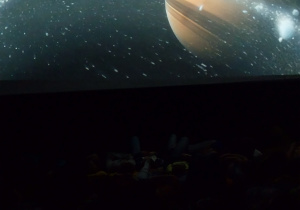 Uczniowie oglądają film w kinie sferycznym