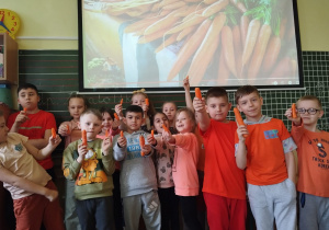 Dzieci prezentują przyniesione przez siebie marchewki