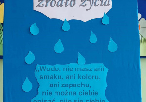 Zdjęcie przedstawia plakat z hasłem Woda źródło życia oraz z tekstem Wodo, nie masz ani zapachu, nie można ciebie opisać, pije się ciebie nie znając ciebie