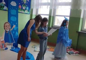 zdjęcie przedstawia uczennice klasy 6, podczas przedstawienia o tematyce wody jako życia. Dziewczynki ubrane są w niebieskie sukienki