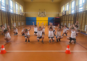 Uczniowie podczas ćwiczeń w grupie