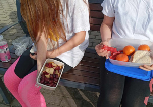 Zdjęcie przedstawia uczennice klasy 7 podczas drugiego śniadania, w śniadaniówkach mają z kolorowe owoce i warzywa.