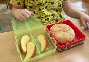 Zdjęcie przedstawia ucznia podczas drugiego śniadania, w śniadaniówce ma kolorowe owoce i warzywa
