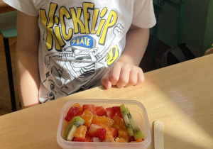 Zdjęcie przedstawia ucznia podczas drugiego śniadania, w śniadaniówce ma kolorowe owoce i warzywa