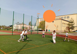 Zdjęcie przedstawia dziewczynki z klasy 7, grające w piłkę na szkolnym boisku podczas Szkolnego Dnia Zdrowia.