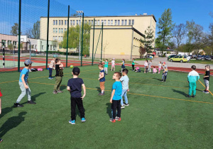 zdjęcie przedstawia dzieci bawiące się na boisku szkolnym podczas Szkolnego Dnia Zdrowia.