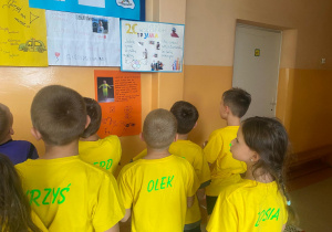 Uczniowie oglądają plakaty