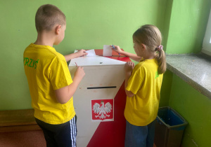Uczniowie wrzucają swoje głosy