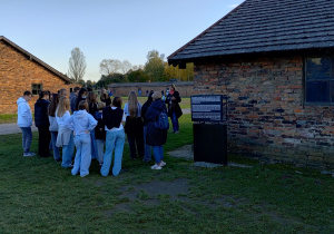 Uczniowie zwiedzają obóz Auschwitz II - Birkenau