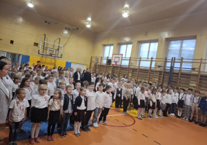 Uczniowie odśpiewują hymn narodowy (I-III)