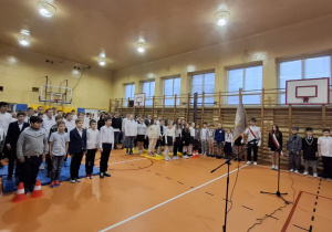Uczniowie odśpiewują hymn narodowy (IV-VIII)