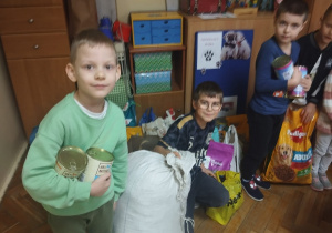 Uczniowie przynieśli karmę dla zwierząt