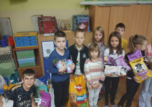 Uczniowie z produktami dla zwierząt