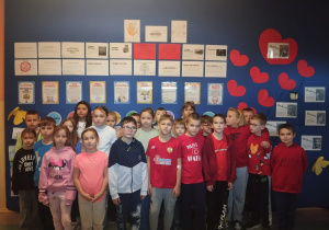 Uczniowie klas 3a przy gazetce o tolerancji.