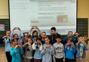 Uczniowie promują życzliwość i tolerancję.