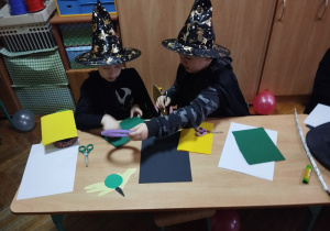 Uczennice wykonują czarownice z papieru