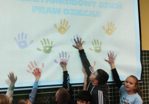 Dzieci z klas 1-3 oglądające filmy o Prawach Dzieci, przygotowane przez UNICEF