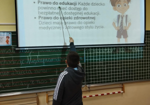 Dzieci z klas 1-3 oglądające filmy o Prawach Dzieci, przygotowane przez UNICEF