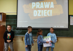 Dzieci z klas 1-3 oglądające filmy o Prawach Dzieci, przygotowane przez UNICEF