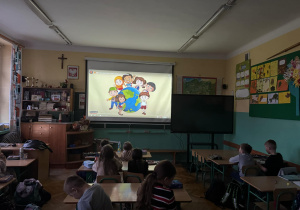 Dzieci z klas 1-3 oglądające filmy o Prawach Dzieci, przygotowane przez UNICEF