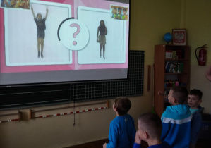 Dzieci z klas 1-3 oglądające filmy o Prawach Dzieci, przygotowane przez UNICEF