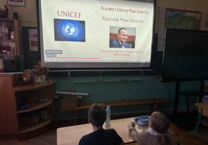 Dzieci z klas 1-3 oglądające filmy o Prawach Dzieci, przygotowane przez UNICEF