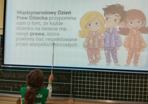 Dzieci z klas 1-3 oglądające filmy o Prawach Dzieci, przygotowane przez UNICEF
