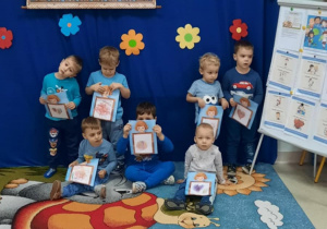 Dzieci z przedszkola, z grupy RYBKI , na tle tablicy informującej o Dniu Praw Dziecka