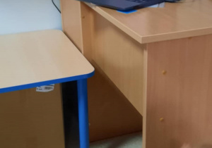 Dzieci z przedszkola, z grupy RYBKI , na tle tablicy informującej o Dniu Praw Dziecka