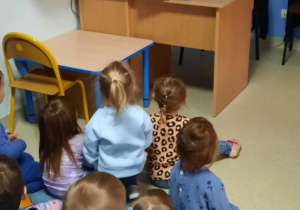 Dzieci z przedszkola, z grupy RYBKI , na tle tablicy informującej o Dniu Praw Dziecka
