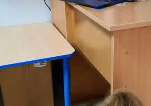Dzieci z przedszkola, z grupy RYBKI , na tle tablicy informującej o Dniu Praw Dziecka