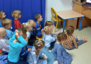 Dzieci z przedszkola, z grupy RYBKI , na tle tablicy informującej o Dniu Praw Dziecka