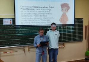 Przedstawiciele Samorządu Uczniowskiego klas 4-8, zapoznający swych młodszych kolegów z klas 1-3 na temat praw jakie posiadają